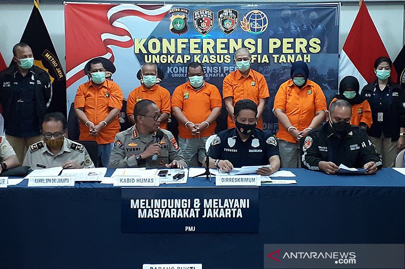 Kabid Humas Polda Metro Jaya, Kombes Pol Yusri Yunus bersama Sub Direktorat Harta dan Benda (Subdit Harda) di Ditreskrimum Polda Metro Jaya menghadirkan delapan orang mafia tanah yang menggadaikan sertifikat tanah dengan nilai Rp6 miliar, Mapolda Metro Jaya, Jakarta, Kamis (3/12/2020). ANTARA/Fianda Sjofjan Rassat/aa.
