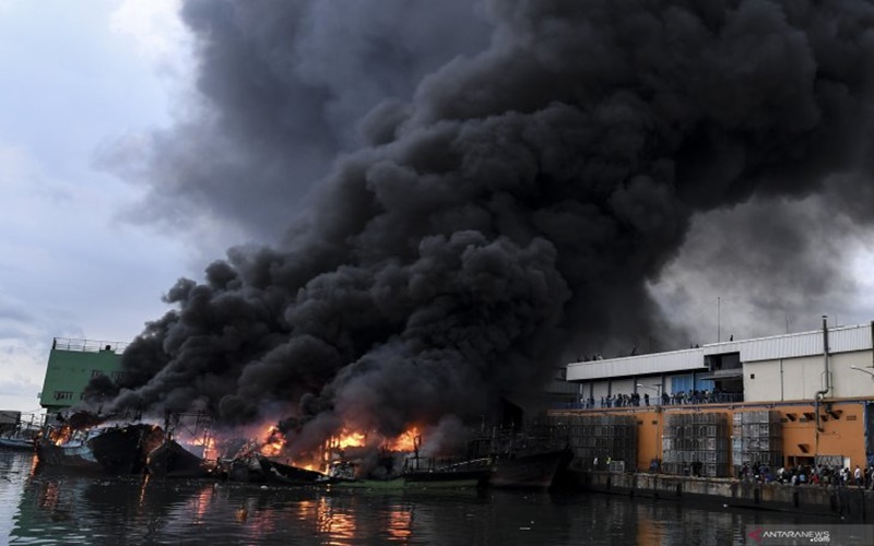 Kapal hangus terbakar di Pelabuhan Muara Baru