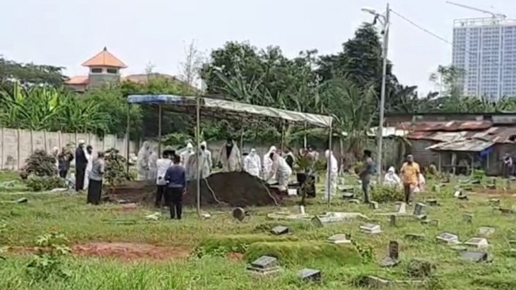 Istri Mantan Wali Kota Jakbar Dimakamkan dengan Protokol COVID-19