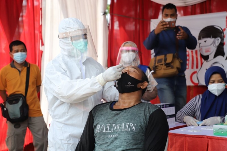 Sedikitnya 34 pengendara dari Madura diminta petugas keamanan menjalani rapid test antigen saat melewati lokasi penyekatan Jembatan Suramadu sisi Kota Surabaya, Jatim, Sabtu (22/5/2021). (FOTO ANTARA/HO-Humas Pemkot Surabaya)