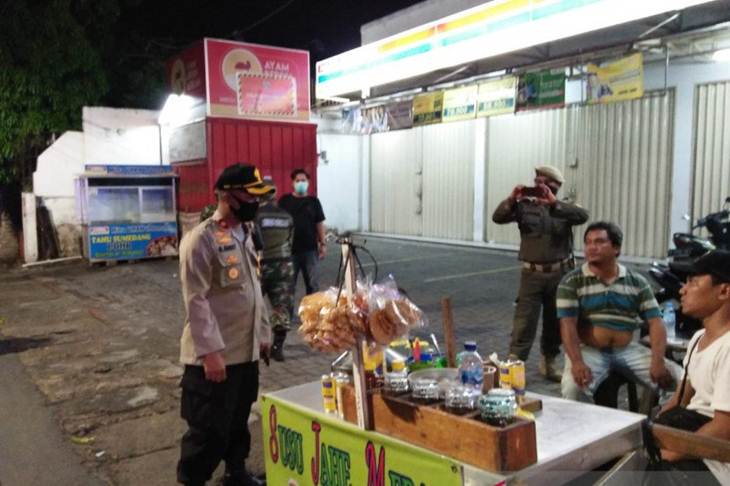 Kepala Kepolisian Sektor (Kapolsek) Kebon Jeruk Komisaris Polisi (Kompol) R Sigit Kumono mendatangi tempat warga berkerumun saat patroli keliling wilayah Kecamatan Kebon Jeruk Jakarta Barat, Minggu (12/04/2020) malam (ANTARA/HO)