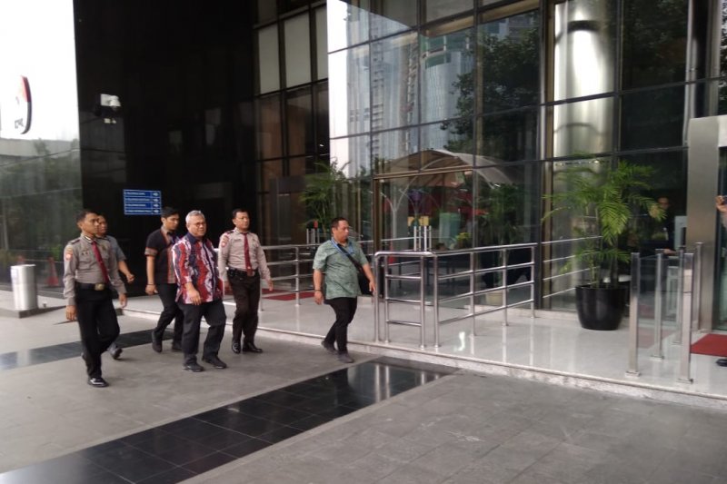 Ketua Komisi Pemilihan Umum (KPU) Arief Budiman saat tiba di gedung KPK, Jakarta, Selasa (28/1/2020). (Antara/Benardy Ferdiansyah)