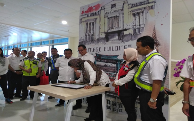 Menteri BUMN Rini Soemarno menandatangani sebuah prasasti di YIA