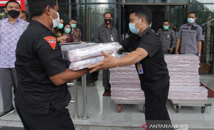 Barang sitaan kasus dugaan suap terkait izin ekspor benih lobster di Gedung Merah Putih KPK, Jakarta, Senin (15/3). ANTARA FOTO/ Reno Esnir/aww.