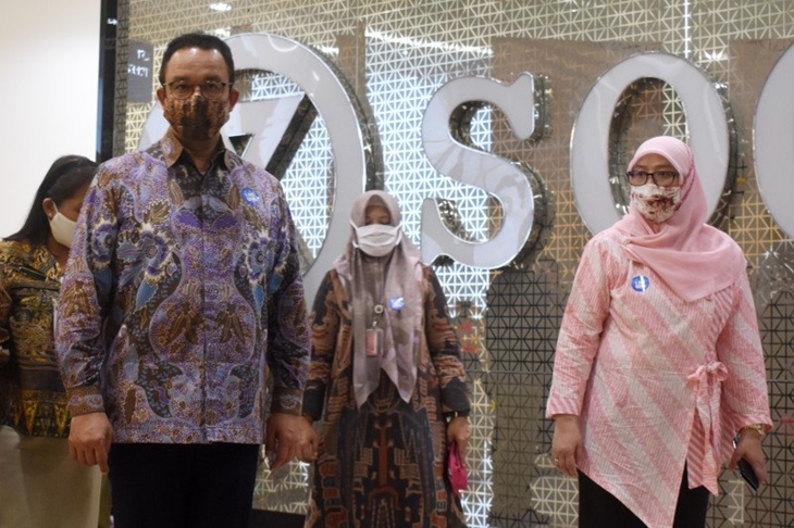 Gubernur DKI Jakarta Anies Baswedan mengunjungi salah satu pusat perbelanjaan di Jakarta Utara, Kamis (11/6/2020). Pemerintah DKI Jakarta menetapkan tanggal 15 Juni 2020 untuk kembali membuka pusat perbelanjaan publik setelah ditutup sekitar tiga bulan karena pandemi virus corona (COVID-19). ANTARA/Fauzi Lamboka
