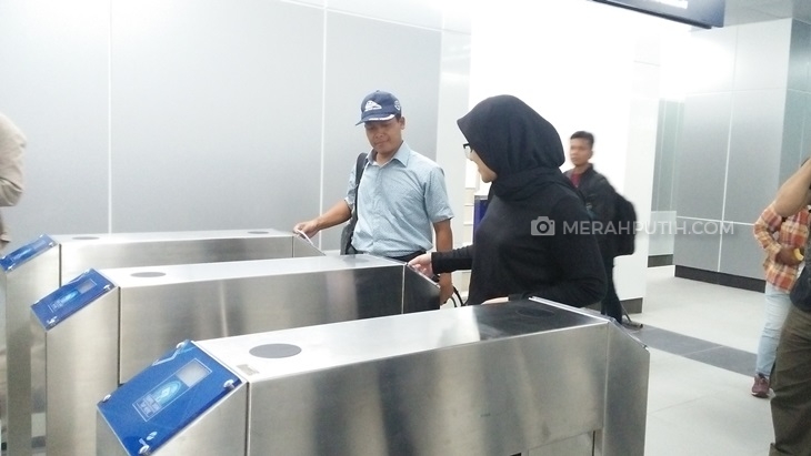 Pintu masuk stasiun MRT. (MP/Asropih)