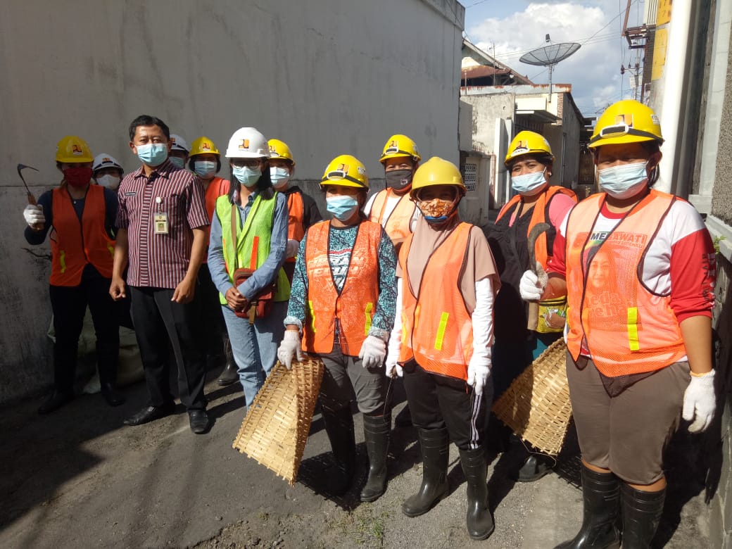 Sejumlah ibu rumah tangga Kelurahan Kepatihan Kulon, Kecamatan Jebres, Solo mengikuti program padat karya, Rabu (21/4). (MP/Ismail)