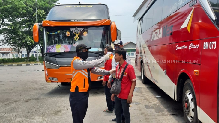   Petugas melakukan pengecekan suhu badan di Pengelola Terminal Tipe A Giri Adipura Wonogiri, Jawa Tengah. (MP/Ismail)