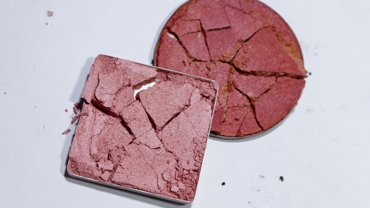 Jangan Panik, Begini Cara Perbaiki Produk Makeup Rusak