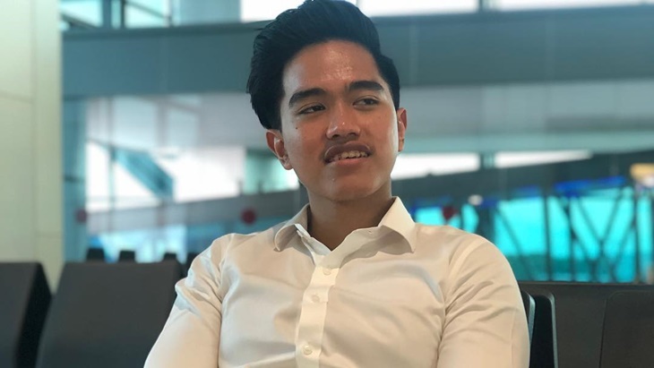 Pakai Kemeja Putih, Kaesang Nunggu Ditelepon Presiden Jokowi