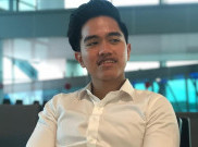 Pakai Kemeja Putih, Kaesang Nunggu Ditelepon Presiden Jokowi