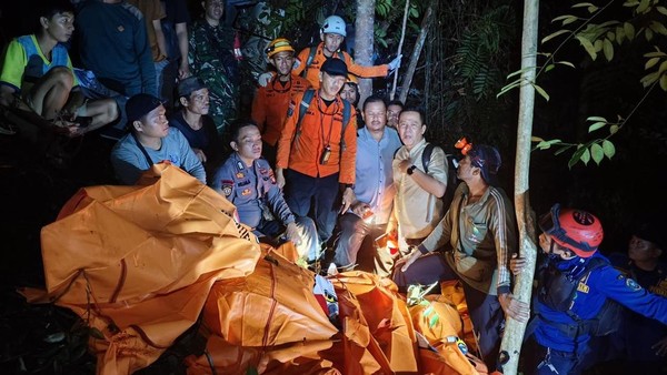 8 Korban Helikopter Jatuh di Sekadau Kalbar Dievakuasi, Segera Diidentifikasi di RS Bhayangkara