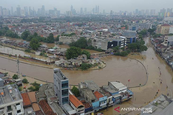Dokumentasi - Banjir merendam kawasan Kampung Pulo dan Bukit Duri di Jakarta, Kamis (2/1/2020). ANTARA/ Nova Wahyudi/wsj.
