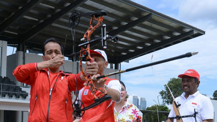Ketika Jokowi Pamer Kebolehan Memanah di Depan Atlet Asian Games 