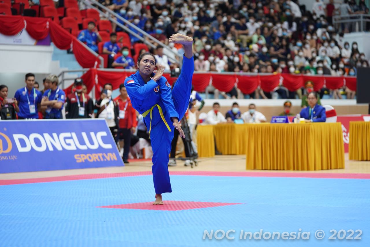 Manik Trisna Dewi Wetan mempersembahkan emas dan perunggu untuk Indonesia di SEA Games 2021 Vietnam dari cabor vovinam nomor women's single weapon practice: yin yang sword dan dragon tiger, Jumat (20/5). (NOC Indonesia/M Rifqi)