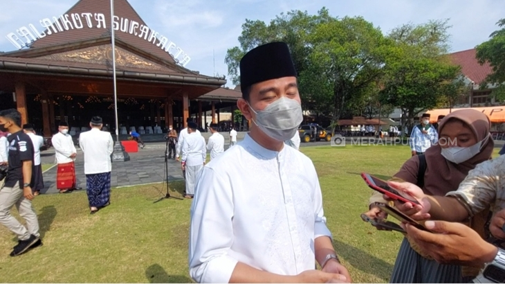 Peringatan Hari Santri, Gibran Kenakan Sarung di Balai Kota