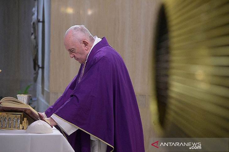Paus Fransiskus memimpin Misa Santa Marta harian di Vatikan, (27/2/2020). Media / Handout Vatikan via Editor PERHATIAN REUTERS - GAMBAR INI DISEDIAKAN OLEH PIHAK KETIGA/pri.