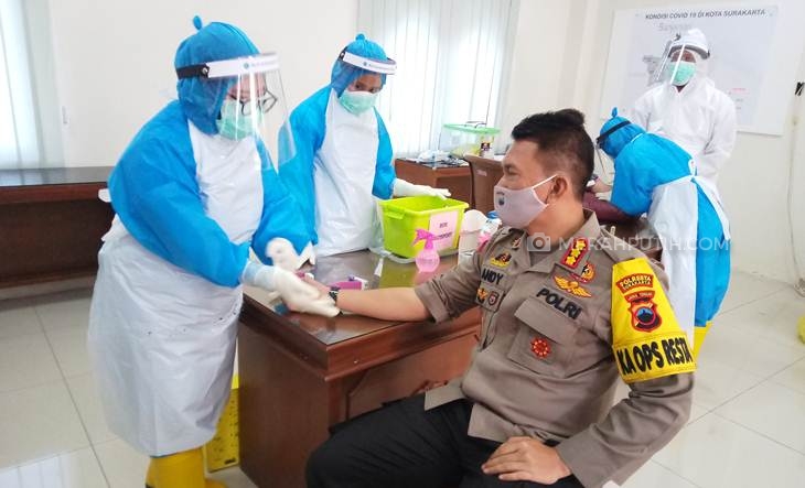 Kapolresta Surakarta, Kombes Pol Andy Rifai menjalani rapid test massal yang diadakan Pemkot Solo, Jawa Tengah, Rabu (28/5). (MP/Ismail)