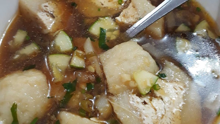 Model, Makanan Berbahan Pempek dan Berkuah Tekwan