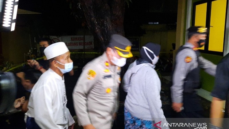 Dua orang anggota keluarga jenazah terduga teroris tiba di RS Polri Kramat Jati, Jakarta, Rabu (31/3/2021). ANTARA/Yogi Rachman