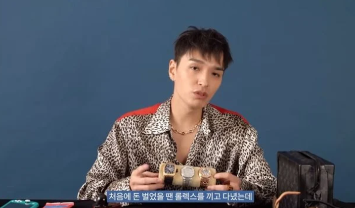 Simon Dominic yang memamerkan jam tangannya (Foto: Koreaboo)