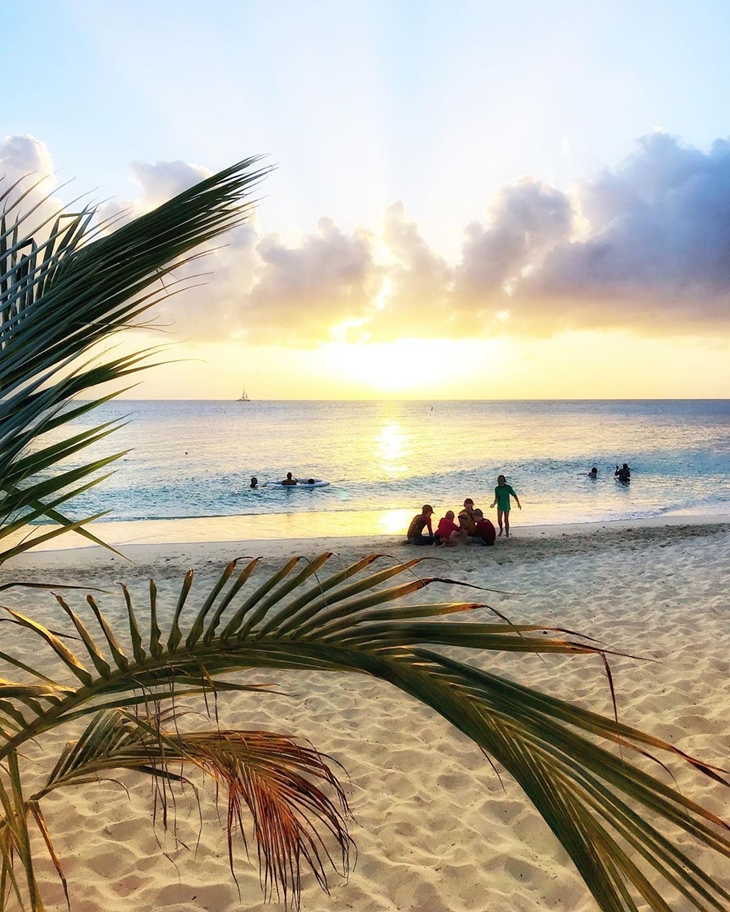 Seven Mile Beach di Jamaika. (Foto: instagram.com/wherewewanderatx)