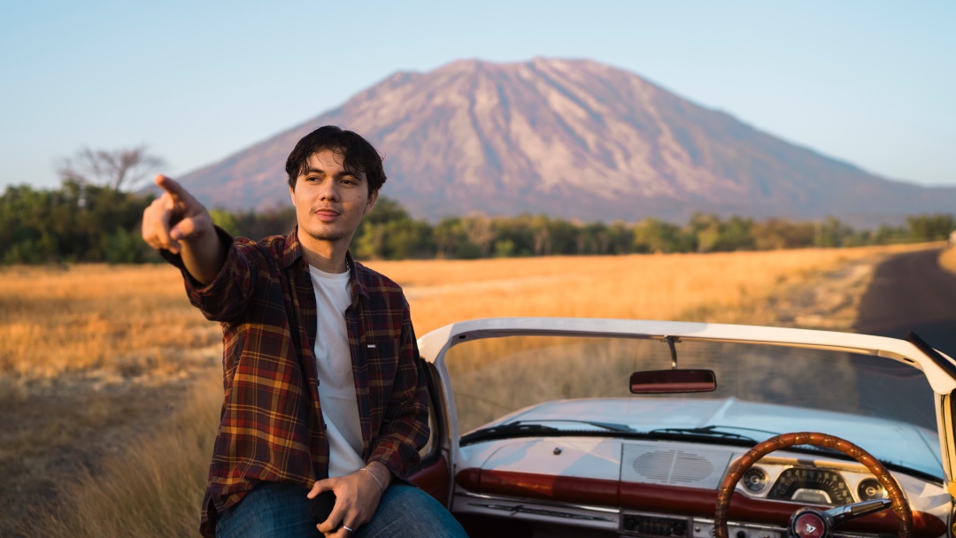 Nyoman Paul Temukan Orang yang Tepat di Single 'Tunggu Apa Lagi'