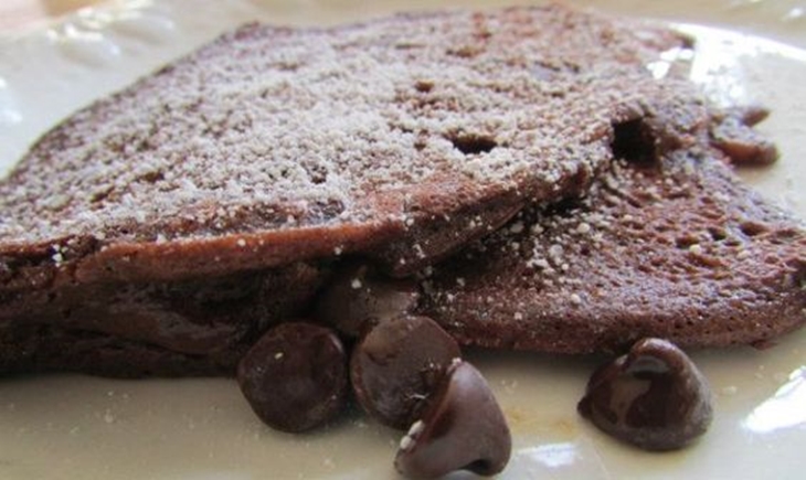 Suntik Semangat di Tengah Minggu dengan Chocolate Banana Pancakes