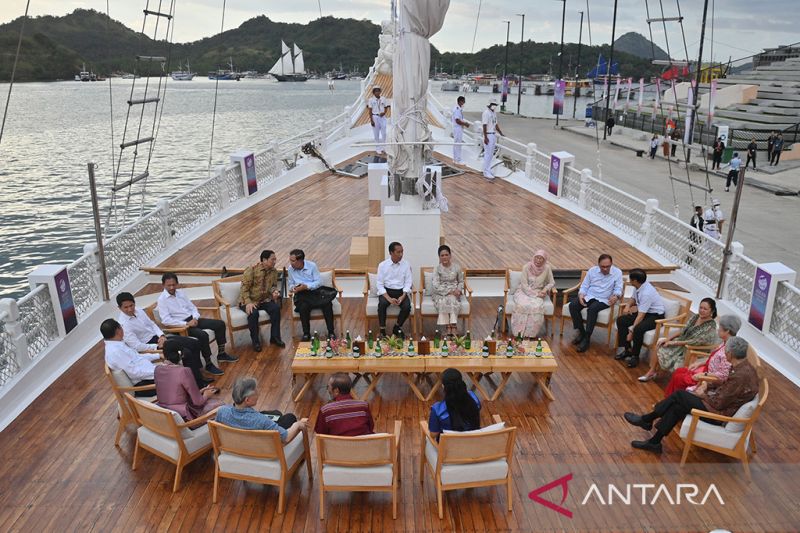 Jokowi Ajak Pemimpin ASEAN Nikmati Matahari Tenggelam di Labuan Bajo
