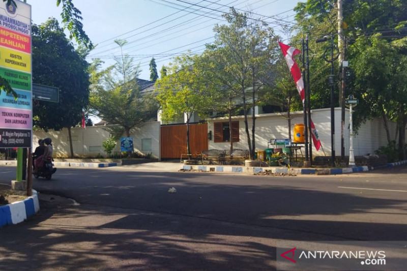 Suasana di depan rumah pribadi Bupati Probolinggo Puput Tantriana Sari di Jalan Ahmad Yani, Kota Probolinggo, Jawa Timur, Senin (30/8/2021) (ANTARA/HO-warga Probolinggo)