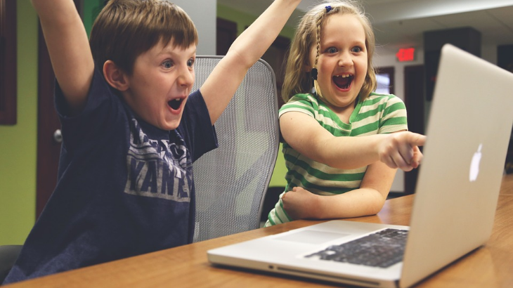 Generasi Z sedang bermail laptop. (Pixabay/StartupStockPhotos))