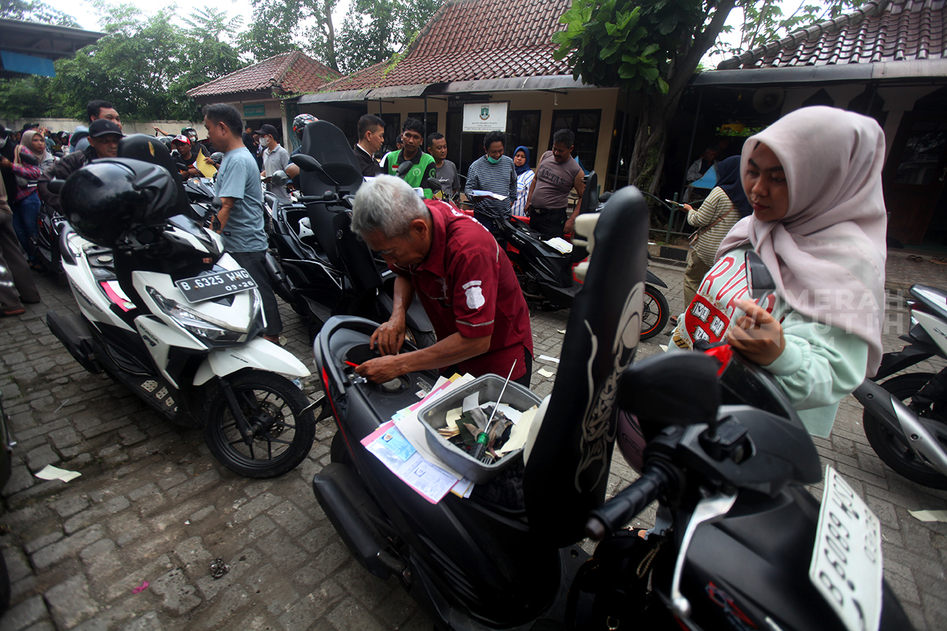 Ribuan Warga Manfaatkan Penghapusan Sanksi Pajak Kendaraan Bermotor di Samsat Ciputat Banten