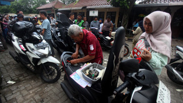 Ribuan Warga Manfaatkan Penghapusan Sanksi Pajak Kendaraan Bermotor di Samsat Ciputat Banten