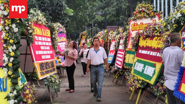 Warga Ramai-ramai Cabuti Bunga Ahok-Djarot di Balai Kota