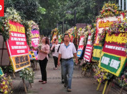 Warga Ramai-ramai Cabuti Bunga Ahok-Djarot di Balai Kota