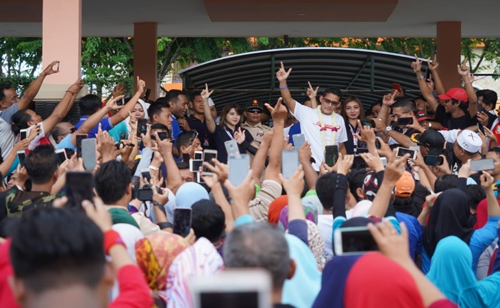 Dilarang Kampanye di Pesantren, Sandi Uno Ajak Warga dan Santri Berselawat