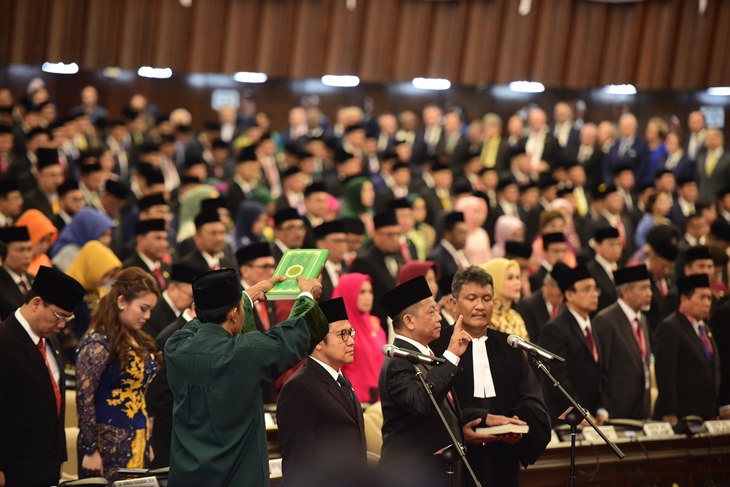 Pelantikan dan Pengambilan Sumpah/Janji Anggota DPR, DPD dan MPR RI Periode 2019 - 2024. (Foto: Twitter @DPR_RI)