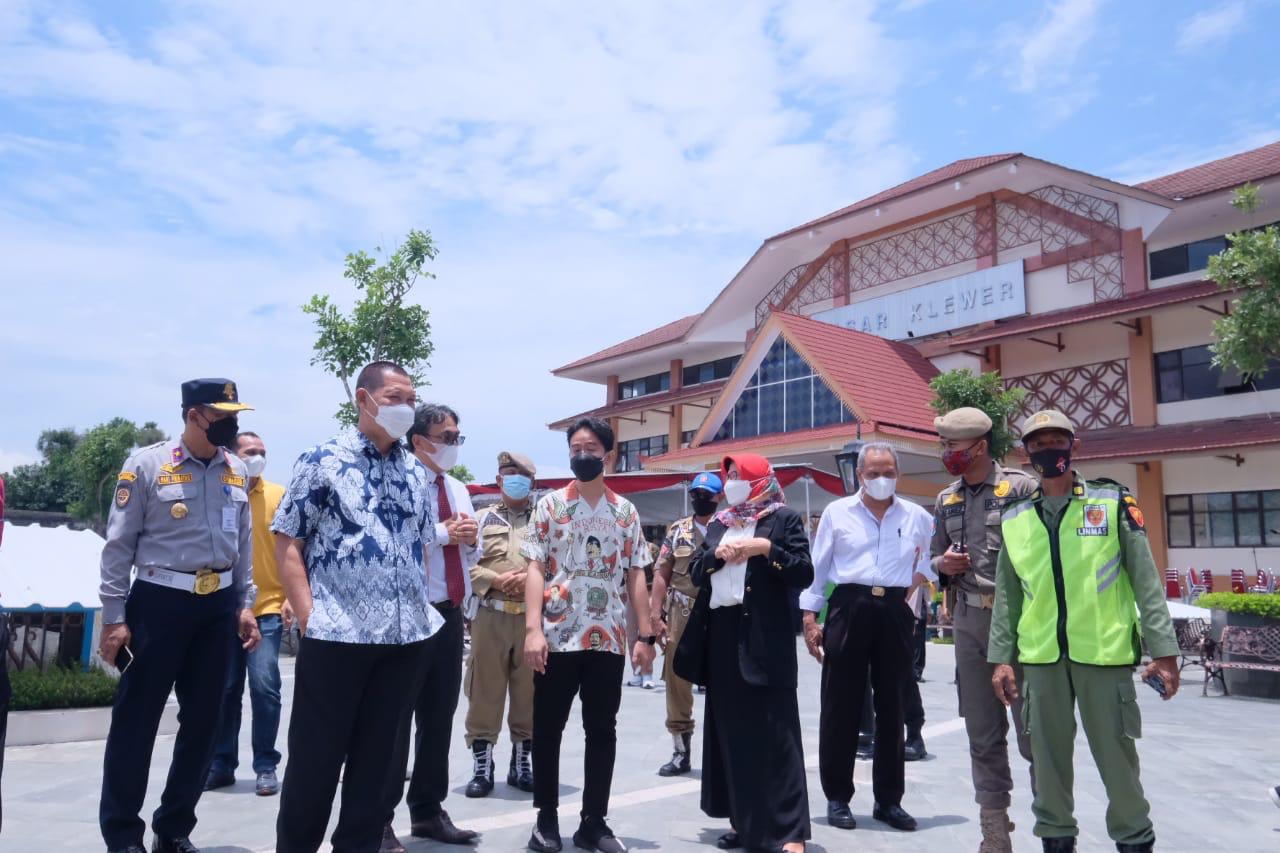 Wali Kota Solo, Gibran Rakabuming Raka blusukan di Pasar Klewer dan Pasar Gede terkait persiapan vaksinasi, Jumat (26/2). (MP/Ismail)