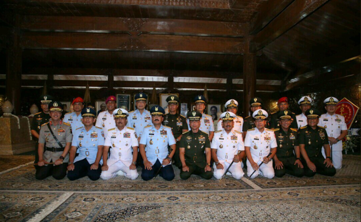 Panglima TNI bersama para Kepala Staf TNI di makam Soeharto
