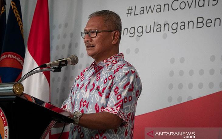 Juru Bicara Pemerintah untuk Penanganan COVID-19 Achmad Yurianto menyampaikan keterangan pers di Graha BNPB, Jakarta, Minggu (22/3/2020). ANTARA FOTO/Dhemas Reviyanto/aww.