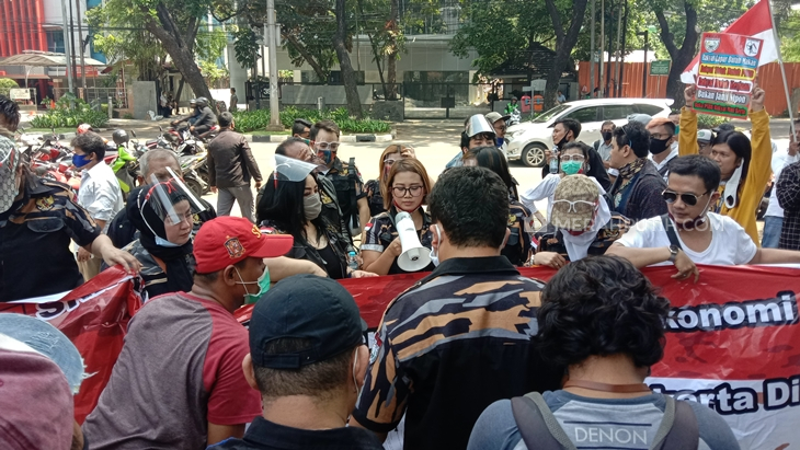 Srikandi Pembela Kesatuan Tanah Air Indonesia Bersatu (Srikandi Pekat IB) mendatangi DPRD DKI Jakarta, pada Senin (5/10) siang. (Foto: MP/Asropih) 