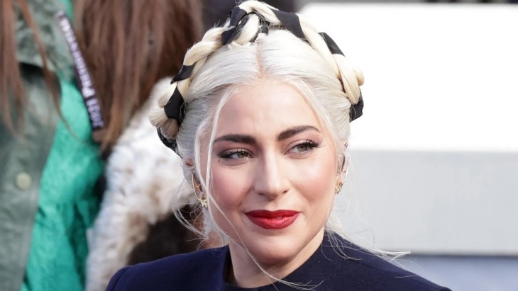 Lady Gaga Dapat Buket Bunga Raksasa dari Kekasihnya