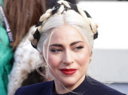 Lady Gaga Dapat Buket Bunga Raksasa dari Kekasihnya