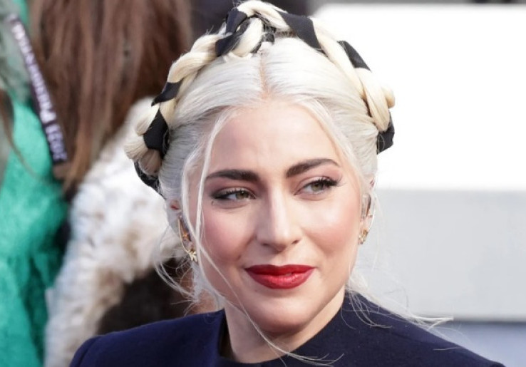 Lady Gaga Dapat Buket Bunga Raksasa dari Kekasihnya