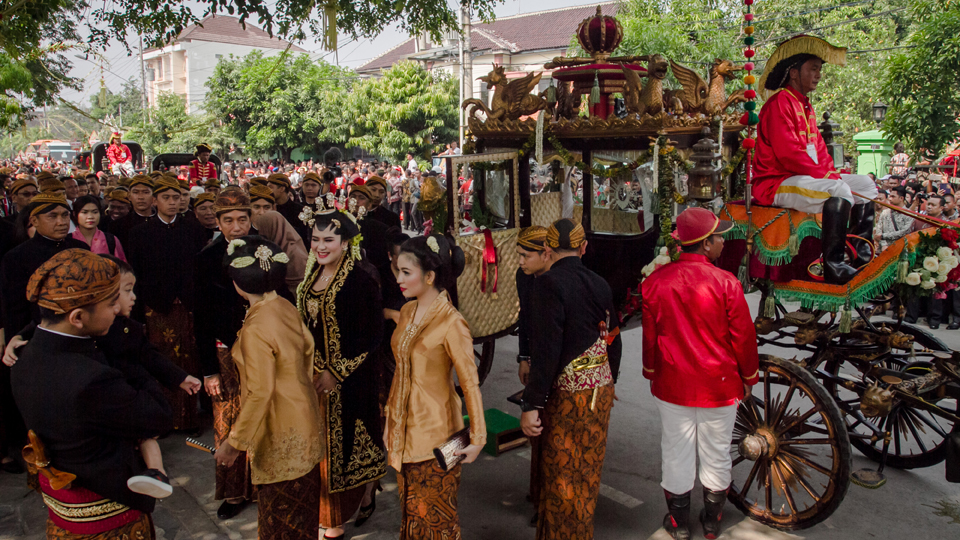 Presiden Joko Widodo sekeluarga turun dari kereta kencana saat akan melaksanakan prosesi ijab qobul dan resepsi pernikahan Kahiyang Ayu dengan Bobby Nasution di Graha Saba Buana, Solo, Jawa Tengah. ANTARA FOTO/Mohammad Ayudha
