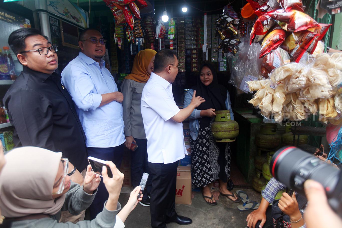 DPR Sidak Sub Pangkalan Gas LPG 3 Kg Bersubsidi di Palmerah Jakarta Barat