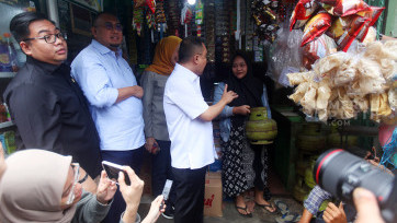 DPR Sidak Sub Pangkalan Gas LPG 3 Kg Bersubsidi di Palmerah Jakarta Barat