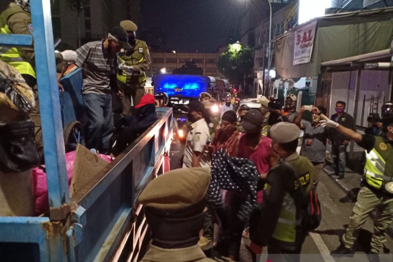 Aparat Gabungan Jaring 25 Tunawisma yang Tinggal di Emperan Pasar Tanah Abang