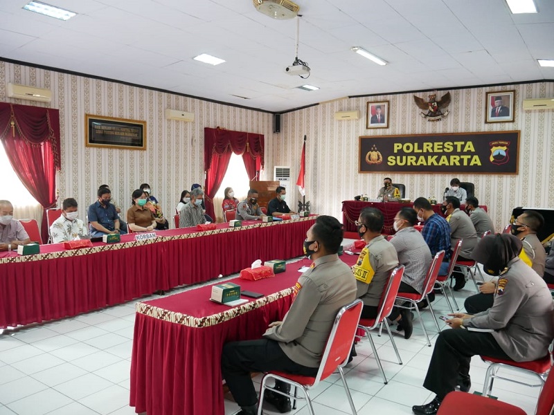 Penyerahan santunan pada korban aksi teror di Solo. (Foto: MP/Ismail).