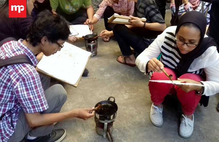 Mahasiswa Asing Belajar Membatik di Kampung Batik Laweyan Solo